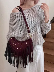 Sac bandoulière bohème bordeaux en daim avec clous dorés et longues franges d'été