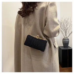 Pochette de soirée plissée noire avec boucle ronde en strass et chaîne dorée