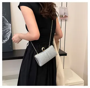 Pochette de soirée argentée à paillettes avec chaîne dorée et design plissé vertical