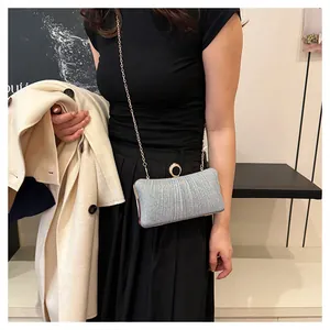 Pochette de soirée argentée à paillettes avec chaîne dorée et fermoir en cristal