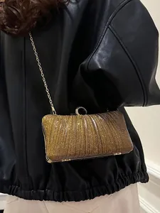 Pochette de soirée dorée à paillettes avec plis verticaux et fine chaîne en métal