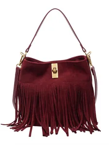 Sac seau en similicuir bordeaux avec franges et fermoir rotatif métallique doré