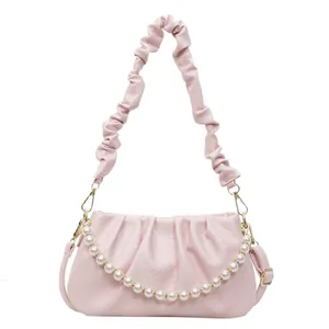 Rosa geraffte Cloud-Tasche mit eleganter Perlenkette und verstellbarem Schultergurt
