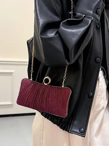 Pochette de soirée plissée bordeaux élégante avec finition scintillante et chaîne dorée