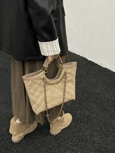 Sac cabas en daim matelassé kaki avec chaînes dorées pour un look style urbain