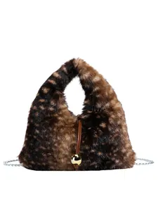 Hobo-Tasche aus Pelzimitat mit Leopardenmuster, Goldkugel-Detail und Silberkette