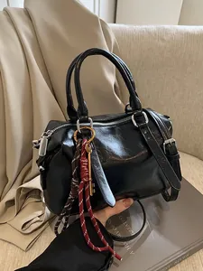 2025 Nieuwe Glanzende PU-lederen Dames Boston Tas Minimalistische Retro Schoudertas Crossbody Met Hanger Veelzijdige Handtas