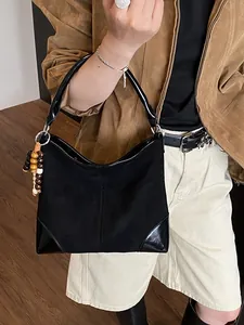 Bolso tote de ante negro con colgante de cuentas de madera y correa de hombro casual