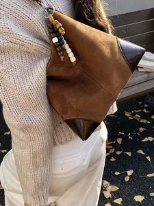 Bolso tote grande de ante marrón con adornos de cuentas para uso casual en el otoño