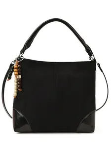 Bolso tote grande de ante sintético negro con retazos de cuero y colgante de cuentas de madera