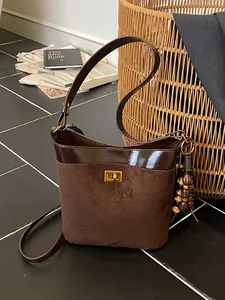 Dames Retro Gesplitst PU Suède Emmer Tas Met Metalen Slot En Houten Kraal Kwastje Verstelbare Band Crossbody Tas