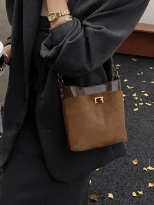 Vintage bruine suède en lakleren crossbody emmer tas met gouden kettingriem