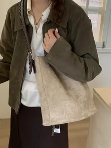 Große Retro-Tasche aus Wildlederimitat mit braunem geflochtenem Riemen und Schnalle