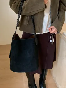 Schwarze Wildleder-Beuteltasche mit geflochtenem Riemen und großem Fassungsvermögen