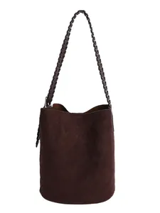 Dunkelbraune Wildleder-Beuteltasche mit geflochtenem Riemen und Vintage-Struktur