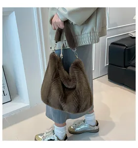 Gros plan d'un sac cabas en fausse fourrure montrant sa texture et son crochet doré