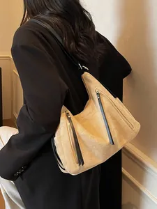 Borsa tote versatile in pelle scamosciata beige con tracolla in pelle nera su modella