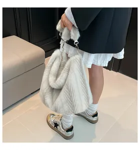 Détail du grand sac cabas en fausse fourrure avec motif à chevrons gris et anses douces