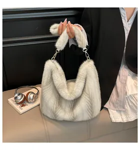 Gros plan sur la texture en fausse fourrure blanche dense et les anneaux métalliques dorés
