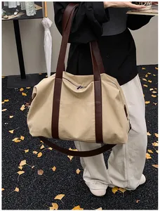Detalle del bolso tote de lona vintage con asas de cuero en un ambiente callejero otoñal