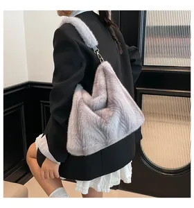 Détail du sac cabas en fausse fourrure grise montrant la texture et la boucle dorée