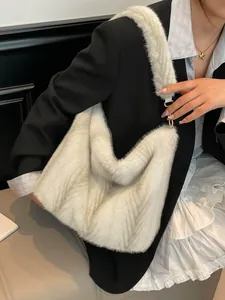 Sac hobo en fausse fourrure blanc crème pour femme avec large bandoulière pelucheuse
