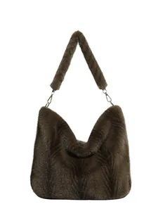 Grand sac fourre-tout en fausse fourrure marron foncé avec bandoulière en peluche et crochets
