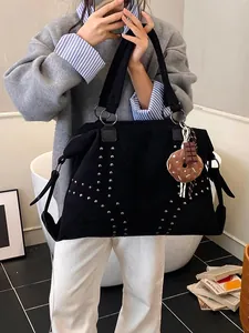 Sac cabas vintage noir clouté en daim mat avec charmant pendentif donut créatif