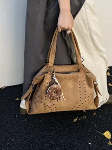 Sac tote en daim marron avec clous argentés et breloque étoile de style vintage