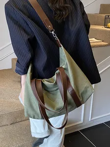 Bolso tote grande de lona verde oliva con asas de cuero marrón y correa ajustable