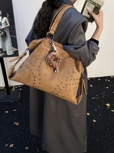 Sac cabas en daim marron avec rivets argentés et charme donut pour le style d'automne