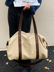 Bolso tote grande de lona beige con asas de cuero marrón y correa ajustable al hombro