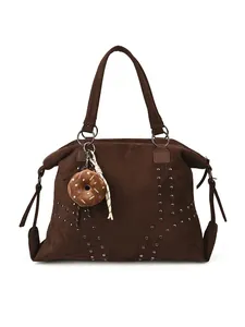 Grand sac cabas rétro marron avec rivets argentés et breloque donut en peluche