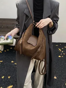 Braune Hobo-Schultertasche aus Wildleder für Damen mit verstellbaren Riemen für den Herbst