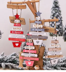 Dettaglio di un ornamento in legno a forma di albero con auguri natalizi festivi