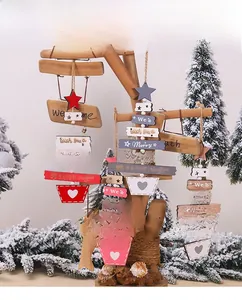 Ornamenti colorati per albero di Natale in legno appesi a un supporto rustico in legno