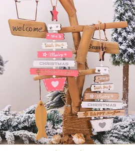 Dettaglio di un albero di Natale in legno da parete con scritte festive su legno rustico