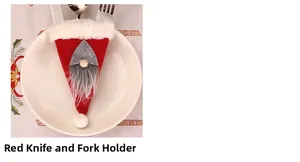 Pochette à couverts gnome de Noël rouge avec fausse fourrure blanche sur table de fête