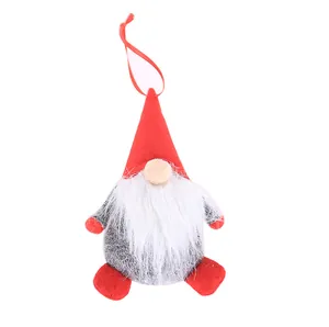 Detailaufnahme von einem Weihnachtsgnom mit roter Zipfelmütze und weißem Kunstfellbart
