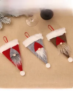 Trois porte-couverts de Noël gnomes en feutre rouge, gris et marron pour la table