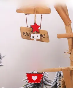 Dettaglio di un addobbo natalizio a forma di albero in legno con scritta Merry Christmas