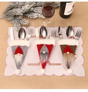 Détail de porte-couverts gnome nordique avec fausse fourrure sur table festive