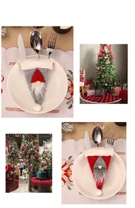 Pochettes à couverts de Noël motif lutin scandinave avec bonnet en feutre rouge et gris