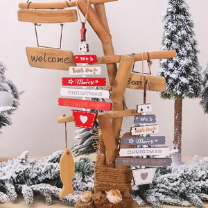 Decorazioni natalizie creative in legno a forma di albero con scritte di auguri