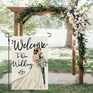 Dettaglio della bandiera da giardino nuziale Welcome con motivi floreali e supporto in metallo