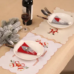 Set de table de Noël avec sets brodés et porte-couverts en forme de bonnet