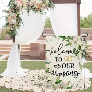 Bandiera da giardino per matrimonio con fiori e supporto in metallo in ambiente romantico
