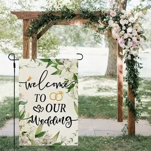 Dettaglio di una bandiera da giardino per matrimoni rustica con decorazioni floreali