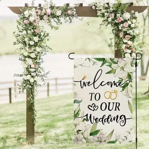 Dettaglio della bandiera da giardino per matrimoni con fiori e anelli dorati