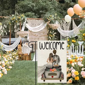 Dettaglio della bandiera da giardino per matrimoni con auto fiorita e scritta Welcome